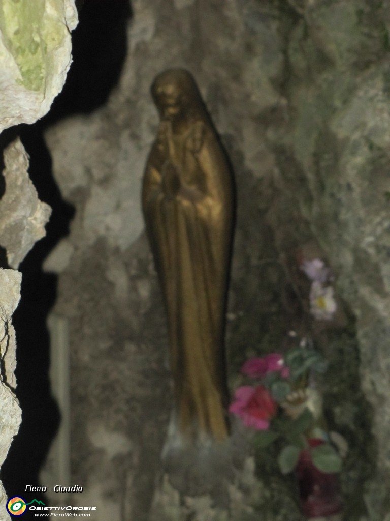 10 La Madonnina nella grotta.JPG